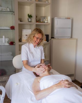 ✨ Nový rok přichází tiše, s příslibem klidu, doteku i blahodárného nádechu. Rok, kdy něha i péče jsou Vám skutečně k mání....